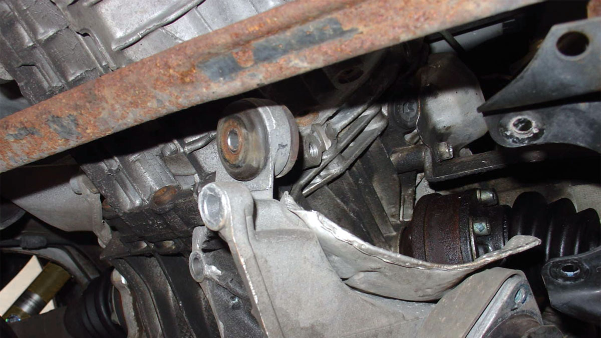 6 Signs of a Failing Transmission Mount (And Replacement Cost)